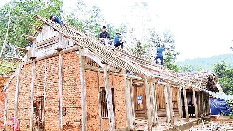 Chi bộ, cấp ủy thôn tại các xã vùng cao trên địa bàn tỉnh Tuyên Quang tích cực vận động người dân thực hiện chương trình xóa nhà tạm, nhà dột nát.