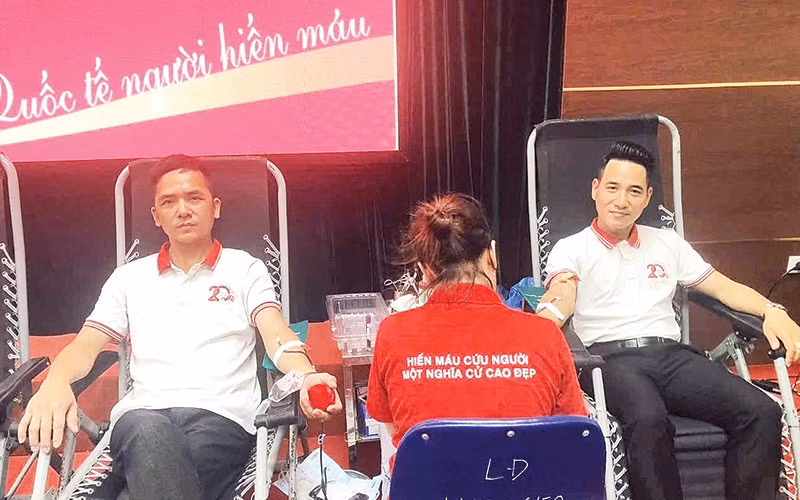 Cán bộ cơ sở giàu lòng nhân ái