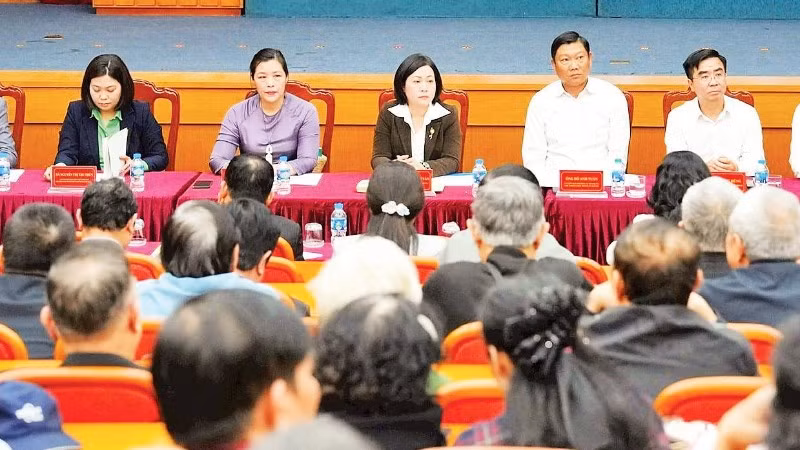 Quang cảnh buổi tiếp xúc cử tri, vận động tranh cử Hội đồng nhân dân thành phố Hà Nội nhiệm kỳ 2026-2031 tại đơn vị bầu cử số 7. (Ảnh HỒNG THÁI)
