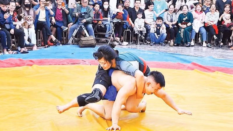 Giải vật hội làng Triều Khúc thu hút đông đảo khán giả.