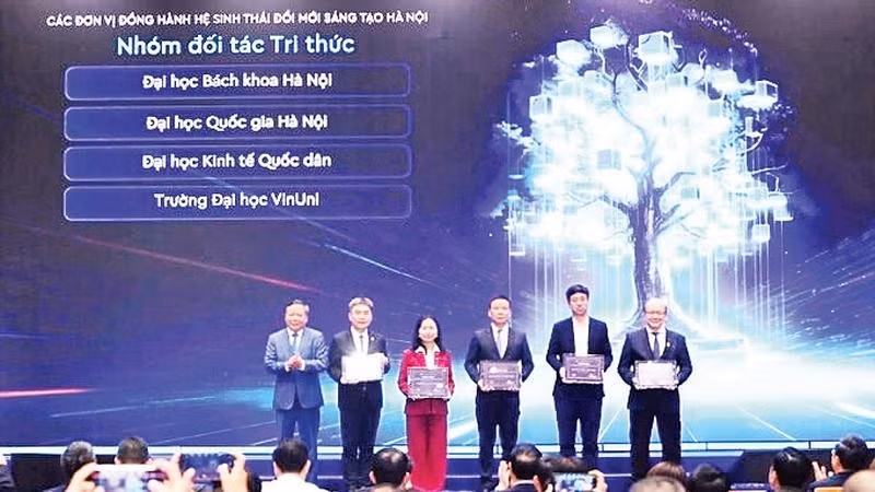 Lãnh đạo Thành ủy Hà Nội trao chứng nhận cho các đơn vị đồng hành hệ sinh thái đổi mới sáng tạo Hà Nội.