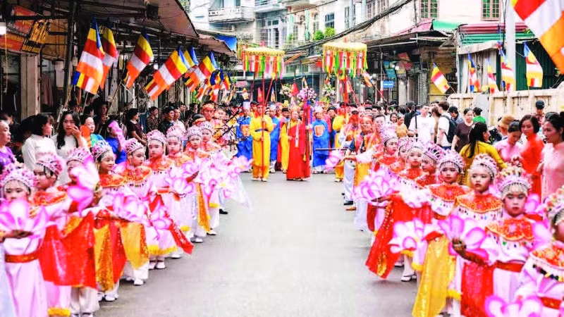 Lễ hội chùa Nành nổi tiếng với những lễ rước độc đáo.