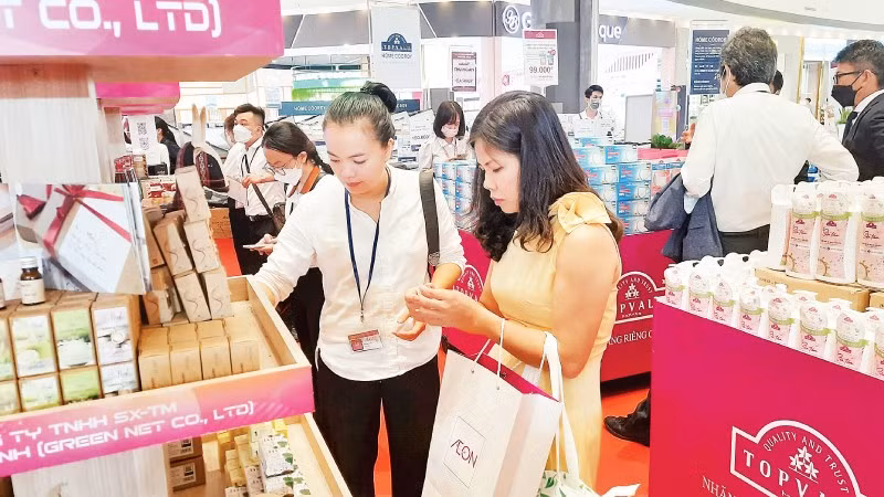 Doanh nghiệp Thành phố Hồ Chí Minh trưng bày sản phẩm tại buổi kết nối đưa sản phẩm vào các kênh phân phối hiện đại. (Ảnh CAO TÂN)