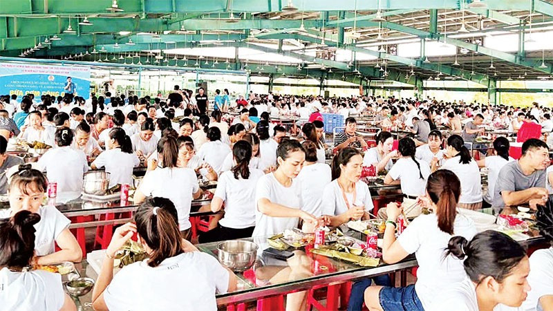 Hàng nghìn công nhân Công ty TNHH May Việt Thuận tham dự “Bữa cơm công đoàn”.
