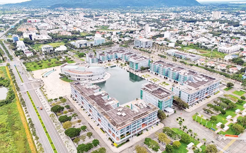 Thành phố đang xem xét chuyển đổi công năng của Trung tâm hành chính-chính trị tỉnh Bà Rịa-Vũng Tàu cũ do thấy công trình phù hợp với hoạt động của các trường đại học. (Ảnh THẾ ANH) 