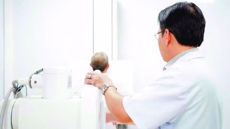 Người cao tuổi đến khám phổi tại Bệnh viện Chợ Rẫy.