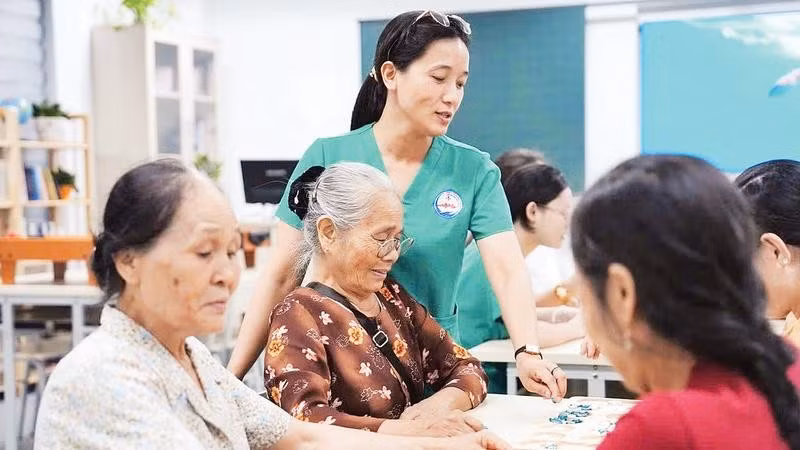 Cơ sở chăm sóc người cao tuổi ban ngày tại Điểm Y tế Thạch Bàn, Trạm Y tế phường Long Biên, Hà Nội.