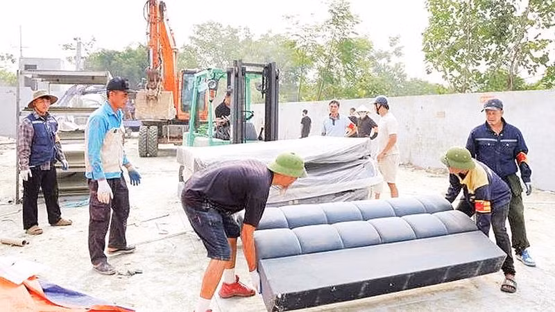 Ủy ban nhân dân xã Phú Nghĩa tổ chức cưỡng chế vi phạm pháp luật về đất đai trên địa bàn xã.