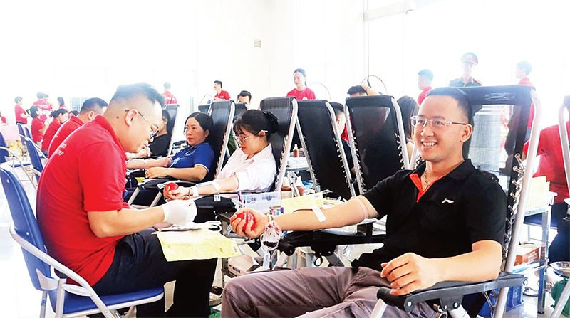 Chương trình "Hành trình Đỏ-Giọt hồng miền non nước" thu hút đông đảo các tầng lớp nhân dân tham gia. (Ảnh NÔNG HẬU) thay.jpg