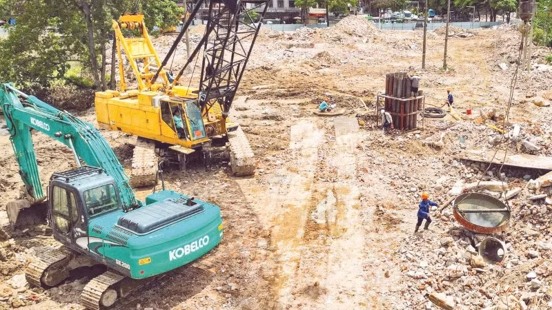 Nút giao Phạm Tu-Xa La đang được khẩn trương thi công sau nhiều năm chậm tiến độ vì vướng mắc giải phóng mặt bằng (Ảnh KHÁNH LÊ)
