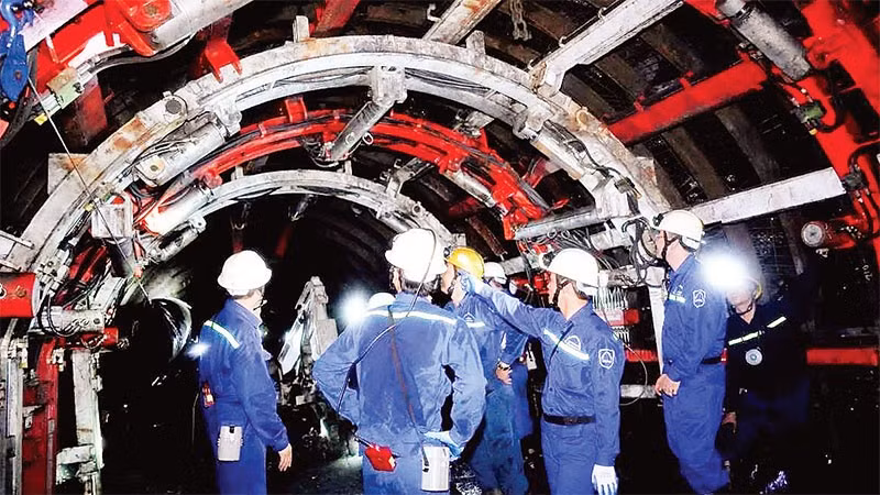 Hệ thống khai thác trong hầm lò của Công ty Than Vàng Danh được đầu tư cơ giới hóa, đồng bộ và hiện đại bảo đảm an toàn và nâng cao hiệu quả sản xuất của đơn vị. 