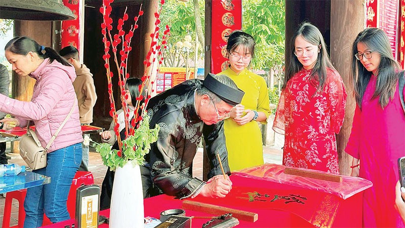 Truyền thống lịch sử, văn hóa và hiếu học được tái hiện qua nghệ thuật thư pháp tại Văn miếu Mao Điền.