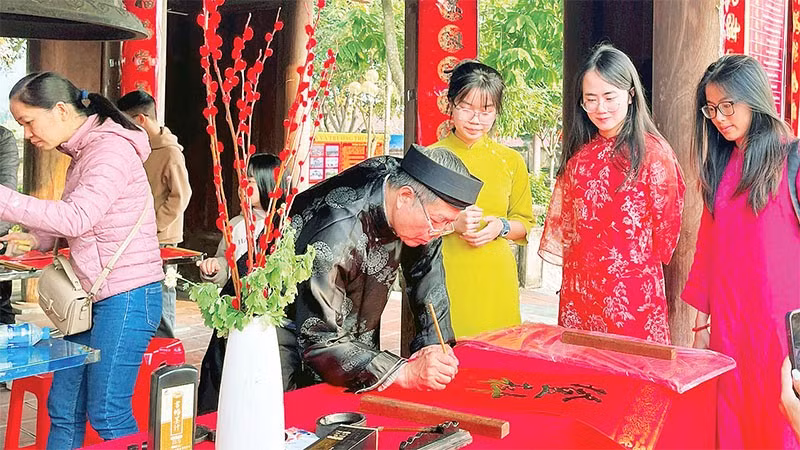 Truyền thống lịch sử, văn hóa và hiếu học được tái hiện qua nghệ thuật thư pháp tại Văn miếu Mao Điền.