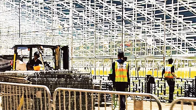 Khán đài tại khu vực Quảng trường Ba Đình được các đơn vị thi công khẩn trương lắp đặt.