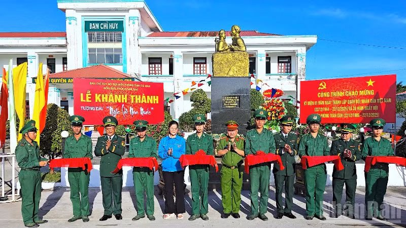 Nghi thức cắt băng khánh thành công trình tượng đài “Bác Hồ với chiến sĩ Biên phòng” tại Đồn Biên phòng Nhà Mát, chiều 22/12.