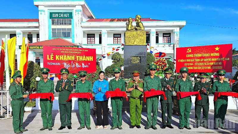 Nghi thức cắt băng khánh thành công trình tượng đài “Bác Hồ với chiến sĩ Biên phòng” tại Đồn Biên phòng Nhà Mát, chiều 22/12.