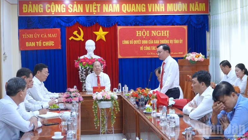 Hội nghị công bố các Quyết định của Ban Thường vụ Tỉnh ủy về công tác cán bộ tại Ban Tổ chức Tỉnh ủy Cà Mau.