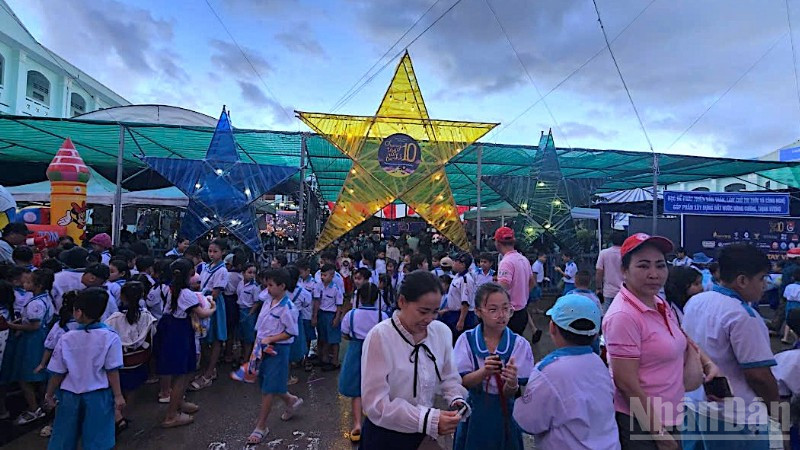 Đông đảo các em thiếu nhi đến tham gia và chung vui cùng chương trình "Chung tay vì tụi nhỏ" tại miền biển Gành Hào.
