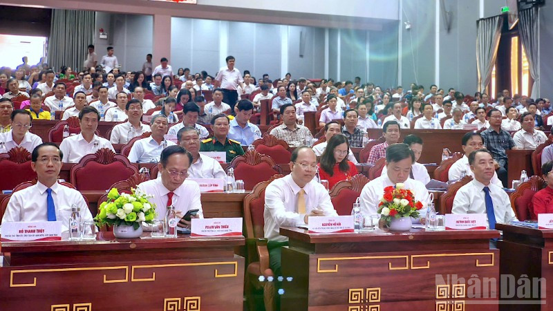 Lãnh đạo tỉnh Cà Mau (hàng đầu tiên) tham dự buổi họp mặt.