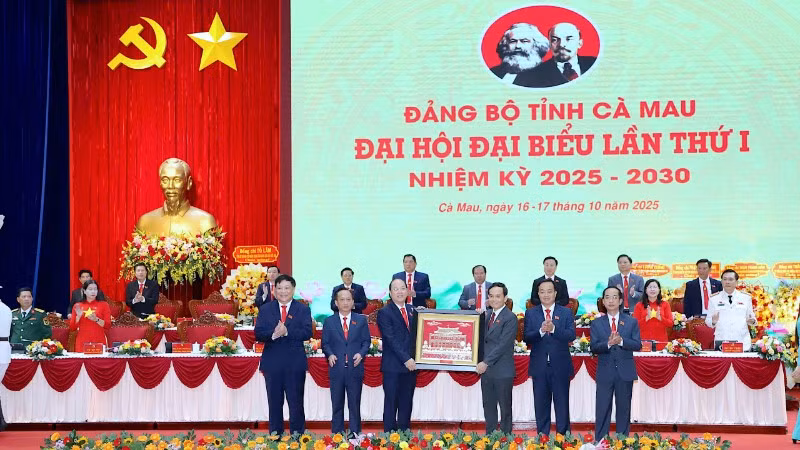 Thay mặt Bộ Chính trị, Ban Bí thư, đồng chí Trần Lưu Quang (thứ 3 từ phải qua) tặng bức trướng mừng Đại hội đại biểu Đảng bộ tỉnh Cà Mau lần thứ I, nhiệm kỳ 2025-2030.