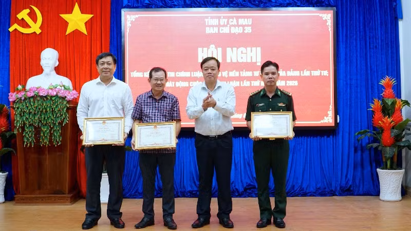 Phó Bí thư Thường trực Tỉnh ủy Cà Mau Huỳnh Quốc Việt (thứ 2 từ phải qua) vinh danh và tặng Bằng khen tập thể cho 3 đơn vị xuất sắc Cuộc thi trong năm 2025.