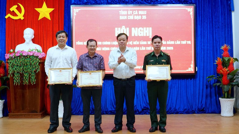 Phó Bí thư Thường trực Tỉnh ủy Cà Mau Huỳnh Quốc Việt (thứ 2 từ phải qua) vinh danh và tặng Bằng khen tập thể cho 3 đơn vị xuất sắc Cuộc thi trong năm 2025.