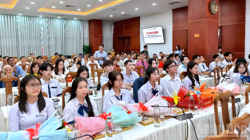 Đông đảo thầy cô giáo, phụ huynh và học sinh tham dự tại lễ tuyên dương.