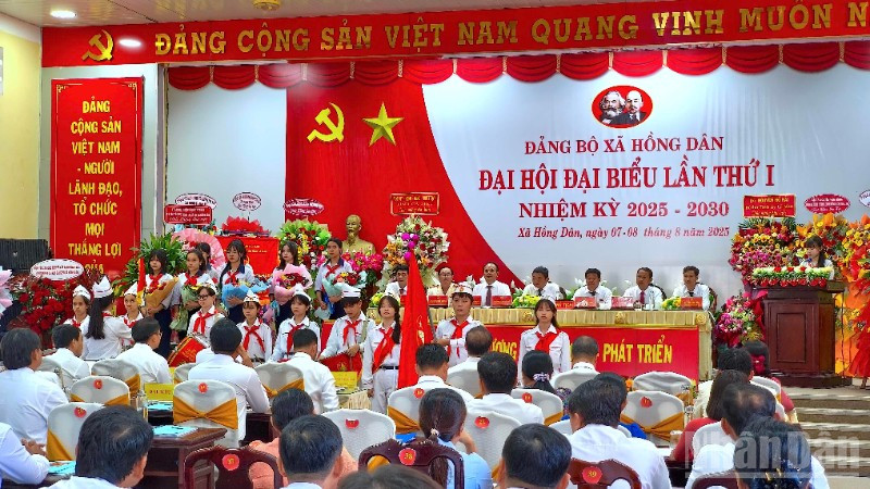 Đại diện các cháu thiếu nhi chúc mừng Đại hội đại biểu lần thứ nhất Đảng bộ xã Hồng Dân, nhiệm kỳ 2025-2030.