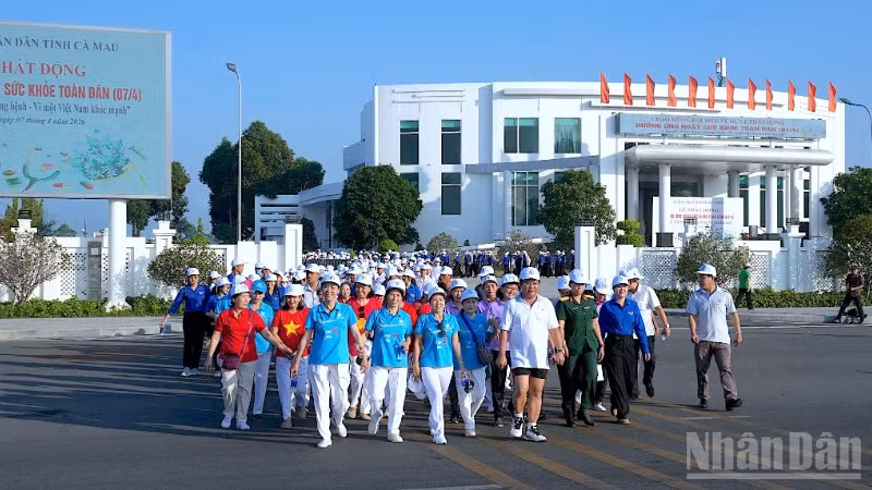 Lãnh đạo tỉnh Cà Mau cùng các đại biểu tham dự đi bộ lan tỏa mạnh mẽ thông điệp rèn luyện thân thể theo gương Bác Hồ sau lễ phát động.