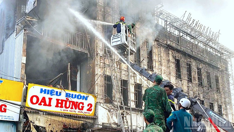 Lực lượng chức năng Cà Mau tham gia khống chế đám cháy lớn xảy ra trên địa bàn xã Năm Căn, tỉnh Cà Mau trong tháng 9/2025.