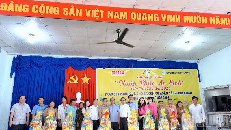 Đại diện Hiệp hội Doanh nghiệp tỉnh Cà Mau, Cơ quan đại diện Báo Nhân Dân tại khu vực miền nam và đơn vị đồng hành trao quà Tết tại xã Lương Thế Trân.