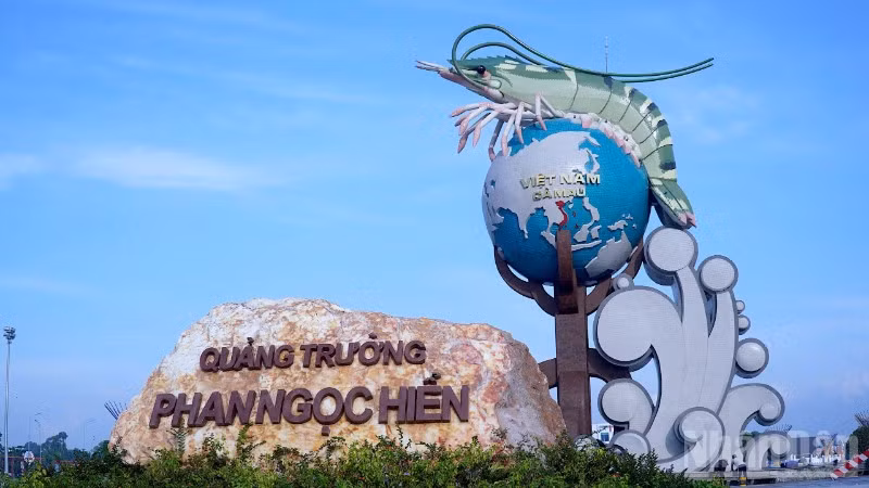 Công trình biểu tượng con tôm Cà Mau tại Quảng trường Phan Ngọc Hiển hoàn thành đúng tiến độ trước ngày diễn ra Đại hội Đảng bộ tỉnh Cà Mau nhiệm kỳ 2025-2030. 