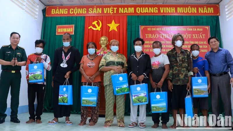 Lãnh đạo tỉnh và chỉ huy Bộ đội Biên phòng Cà Mau trao tặng quà động viên 8 ngư dân nước ngoài gặp nạn.