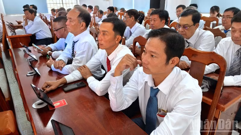 Các đại biểu tham dự Đại hội đại biểu lần thứ nhất Đảng bộ Phường Hòa Thành sử dụng máy tính bảng thay cho tài liệu giấy truyền thống.