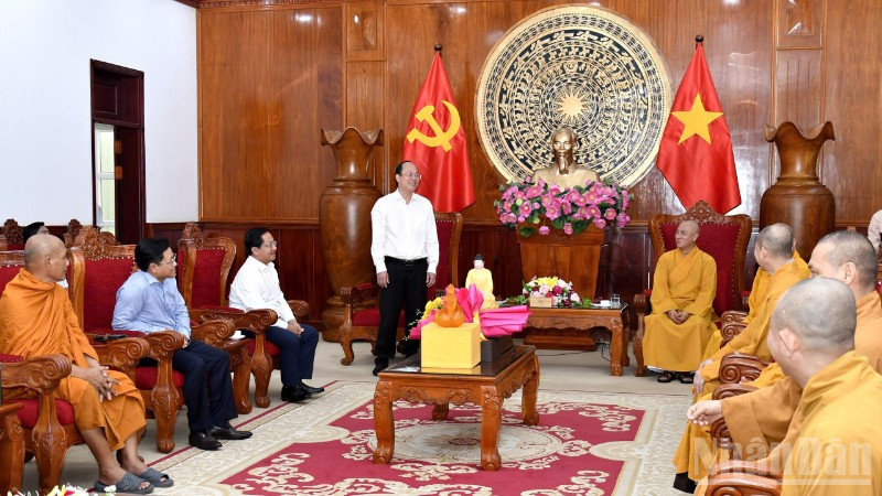 Bí thư Tỉnh ủy Cà Mau Nguyễn Hồ Hải (đứng, áo sơ mi trắng) tiếp đoàn công tác của Ban Thường trực Hội đồng Trị sự Giáo hội Phật giáo Việt Nam.