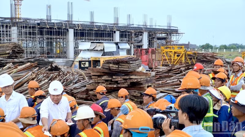 Đại diện lãnh đạo Ủy ban nhân dân tỉnh Cà Mau tặng quà đôn đốc công nhân trên công trường tại lễ phát động.
