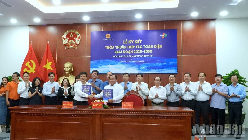 Nghi thức ký kết thỏa thuận hợp tác toàn diện giữa Ủy ban nhân dân tỉnh Cà Mau và Tập đoàn FPT. 