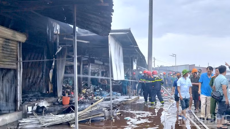 Lực lượng chức năng Cà Mau nỗ lực dập lửa tại chợ Thanh Tùng vào trưa 22/8.