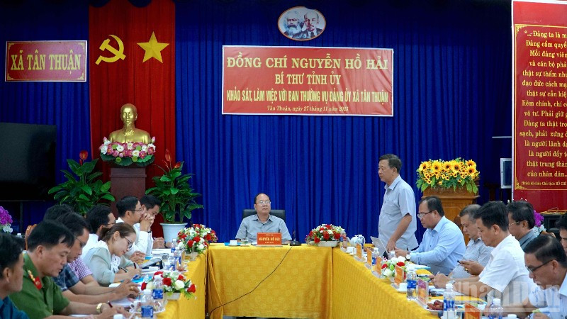 Một xã ven biển ở Cà Mau còn thiếu hàng chục biên chế Quang cảnh buổi làm việc của Bí thư Tỉnh ủy Cà Mau và đoàn công tác của Tỉnh ủy tại xã Tân Thuận.