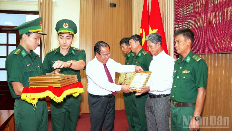 Phó Chủ tịch Ủy ban nhân dân tỉnh Cà Mau Nguyễn Minh Luân (thắt cà vạt) trao tặng Bằng khen của Chủ tịch Ủy ban nhân dân tỉnh cho các các cá nhân tham gia cứu hộ, cứu nạn.