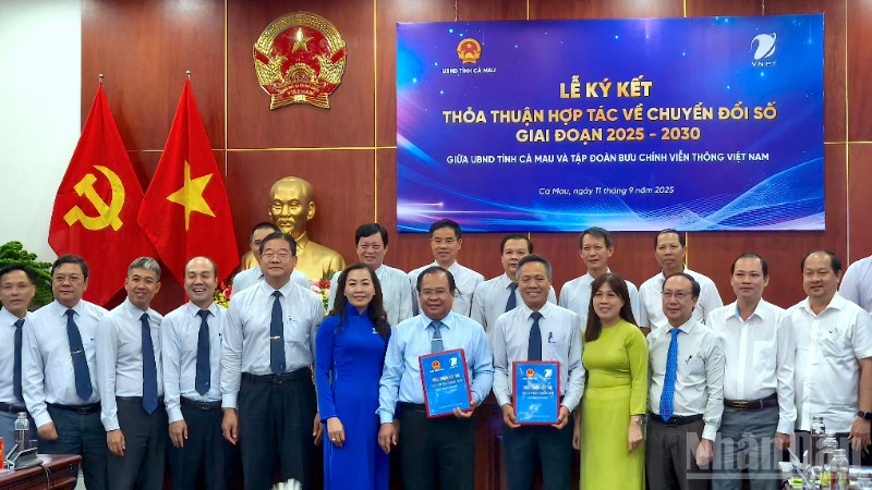 Đại diện lãnh đạo Ủy ban nhân dân tỉnh Cà Mau và VNPT tại lễ ký kết hợp tác chiến lược về chuyển đổi số.