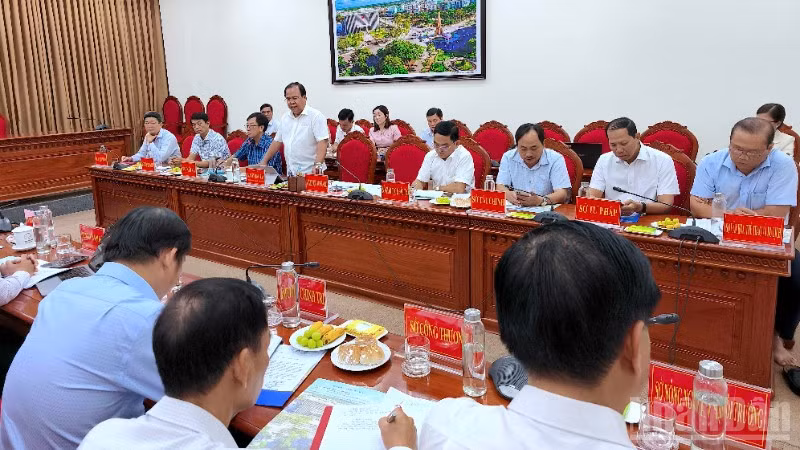 Quang cảnh cuộc họp giữa Ủy ban nhân dân tỉnh Cà Mau và Đại học Kinh tế Thành phố Hồ Chí Minh.