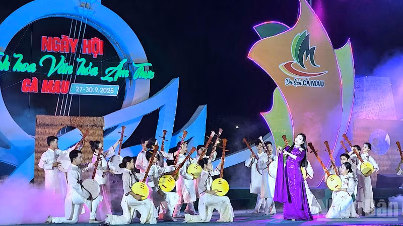Một tiết mục nghệ thuật tại Ngày hội tinh hoa văn hóa ẩm thực Cà Mau.