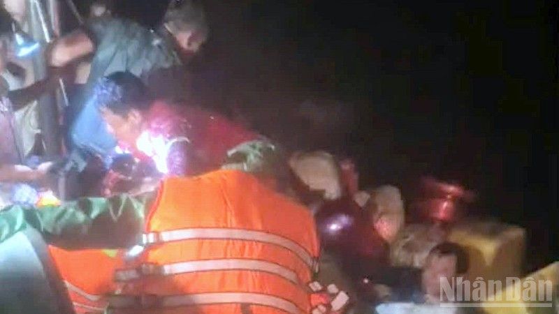 Các thuyền viên gặp nạn được tổ công tác của Đồn Biên phòng Rạch Gốc đưa lên tàu an toàn vào tối 21/11.