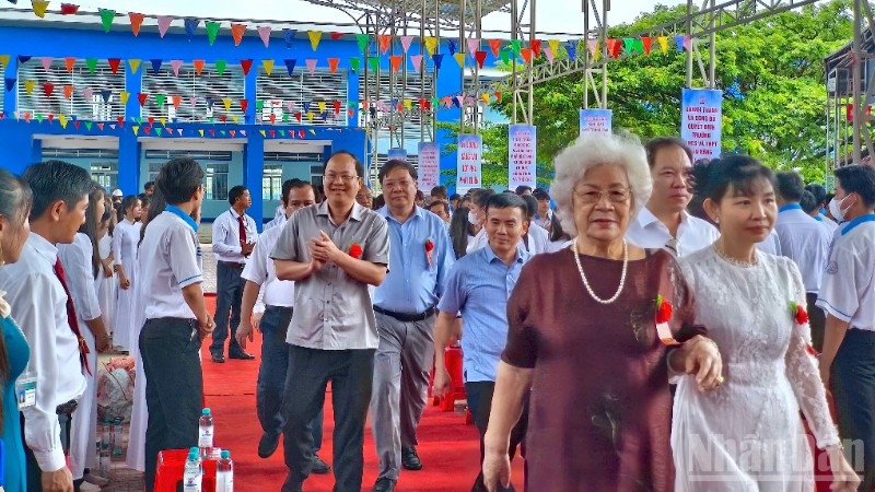 Bí thư Tỉnh ủy Nguyễn Hồ Hải và Chủ tịch Ủy ban nhân dân tỉnh Cà Mau Phạm Thành Ngại (đeo hoa đỏ trên áo) về dự khánh thành Trường trung học cơ sở-trung học phổ thông Tân Bằng.
