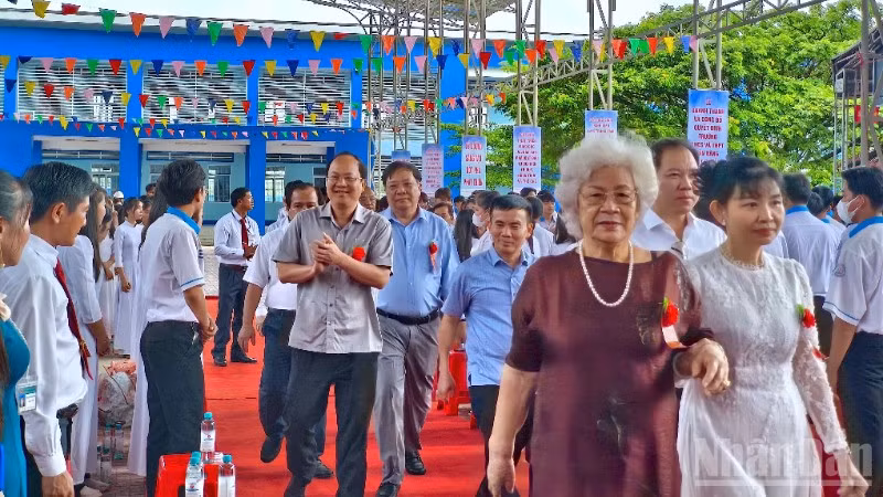 Bí thư Tỉnh ủy Nguyễn Hồ Hải và Chủ tịch Ủy ban nhân dân tỉnh Cà Mau Phạm Thành Ngại (đeo hoa đỏ trên áo) về dự khánh thành Trường trung học cơ sở-trung học phổ thông Tân Bằng.