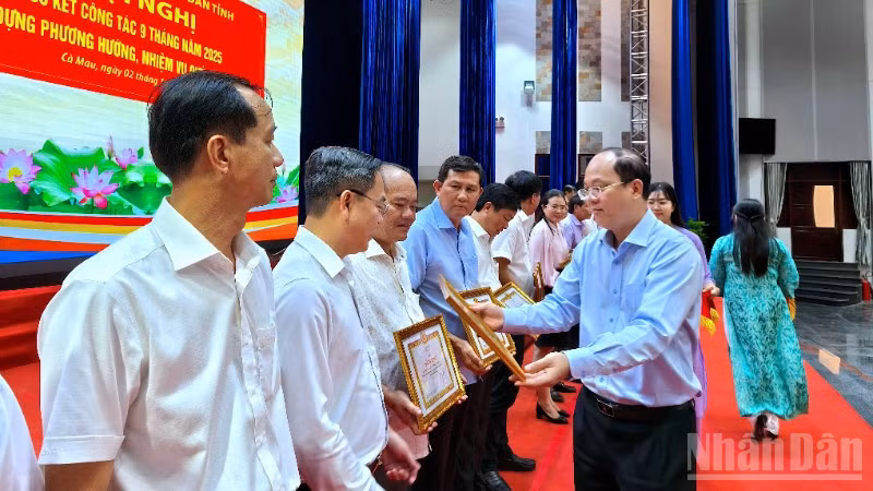 Bí thư Tỉnh ủy Cà Mau Nguyễn Hồ Hải (bìa phải) tặng Bằng khen của Ban Thường vụ Tỉnh ủy cho các tập thể tiêu biểu, xuất sắc trong vận hành chính quyền địa phương 2 cấp.