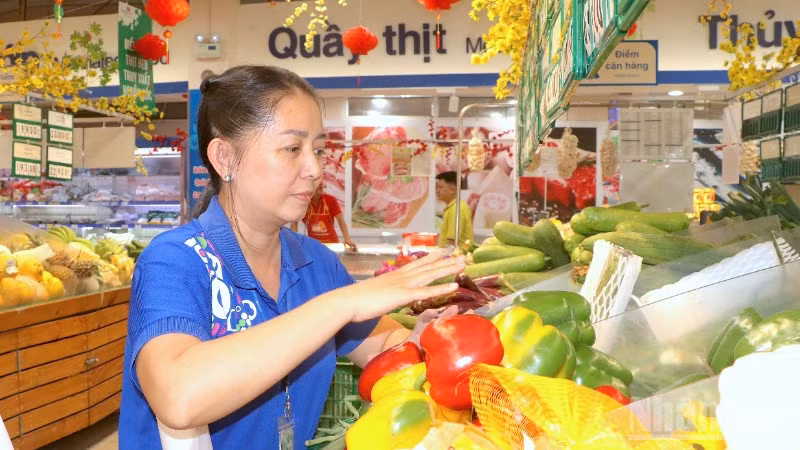 Để bảo vệ người tiêu dùng, một “quy định cứng” đã được thiết lập, đó là thực phẩm bán ra phải còn hạn sử dụng tối thiểu hơn 50%.