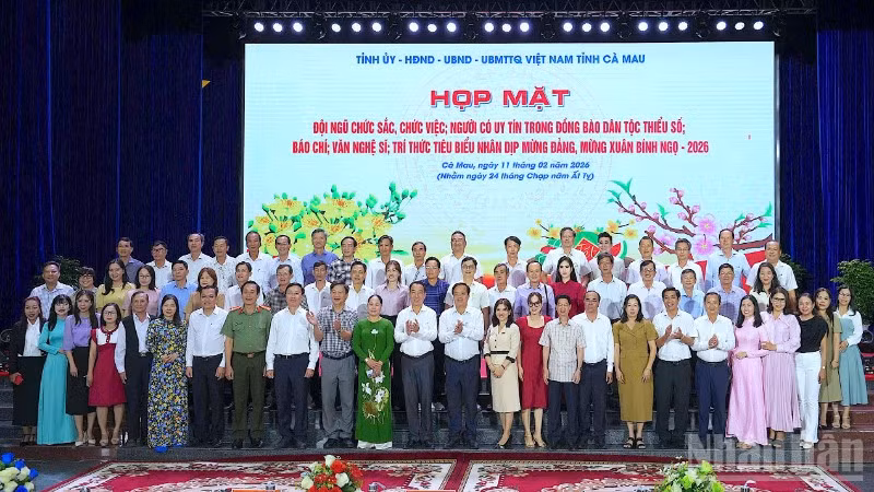 Lãnh đạo tỉnh Cà Mau chụp ảnh lưu niệm cùng với đội ngũ chức sắc, chức việc, người có uy tín, văn nghệ sĩ, trí thức và báo chí tại buổi họp mặt.