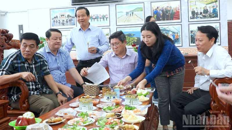 Hội đồng đánh giá phân hạng sản phẩm OCOP tỉnh Cà Mau cảm quan các sản phẩm tham gia nâng hạng và công nhận 3 sao lần đầu.